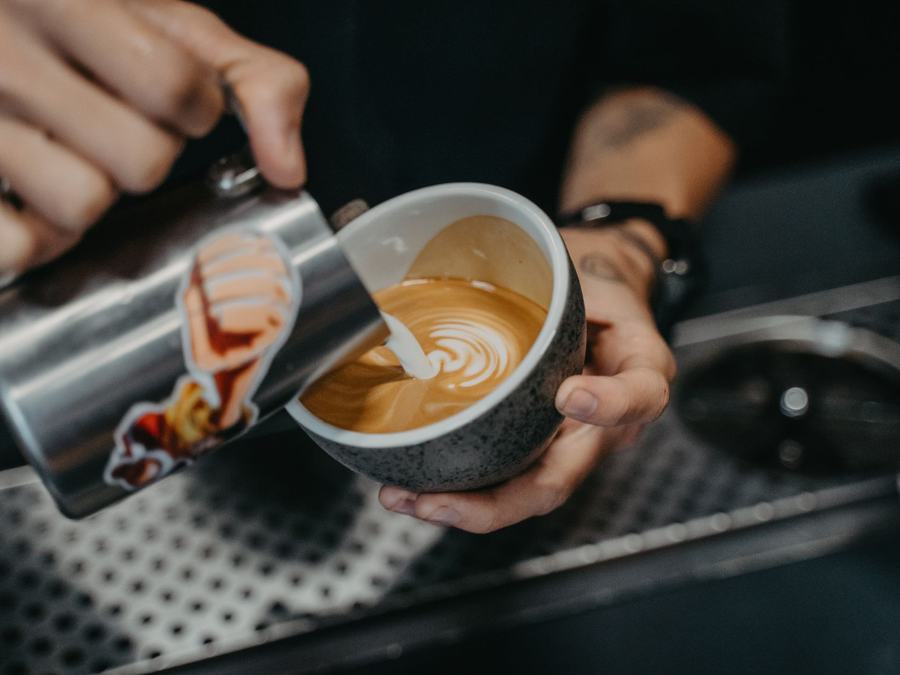 Barista nalieva latte art do šálky