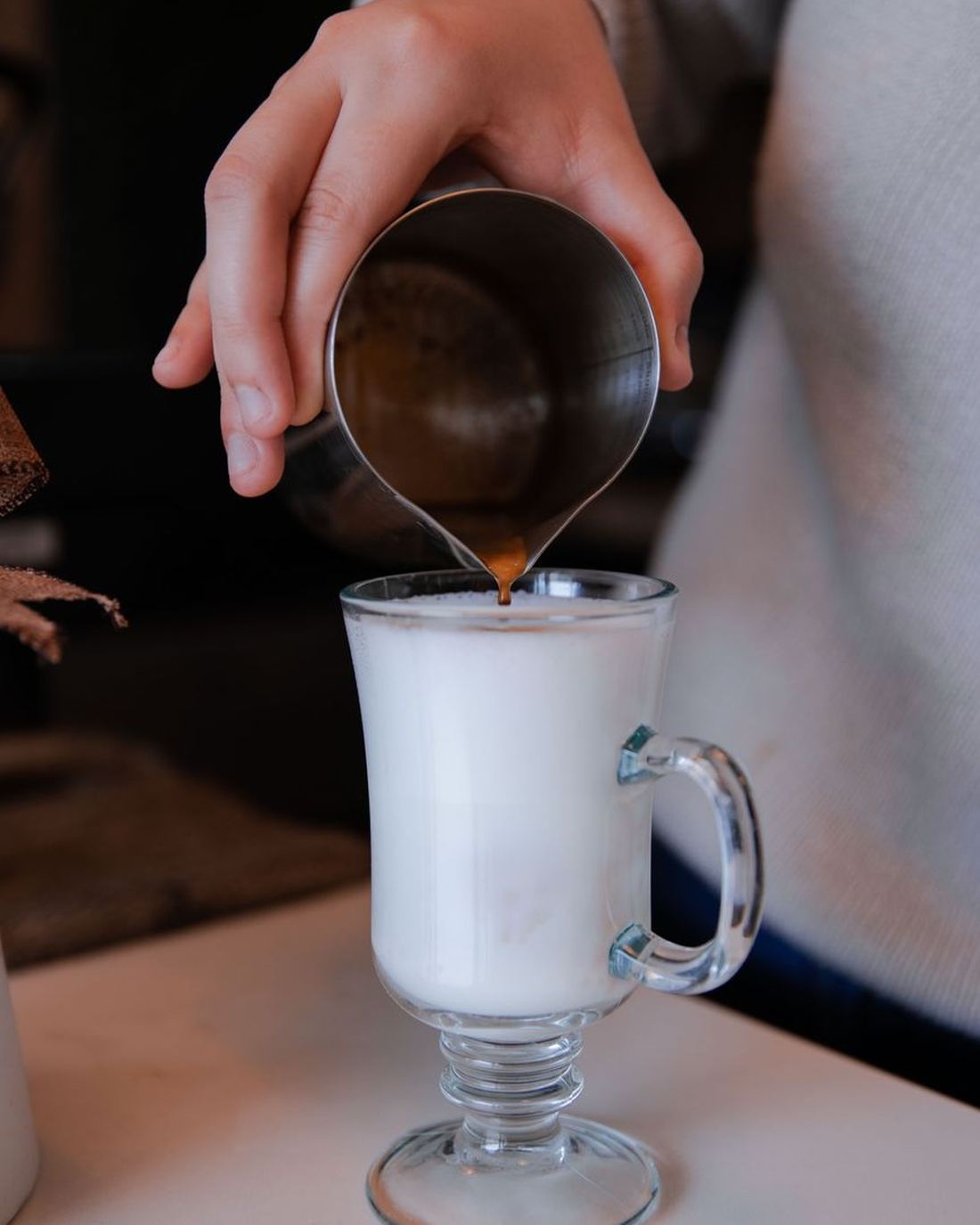 Barista pripravuje espresso na pákovom kávovare v kaviarni Ráno Coffee