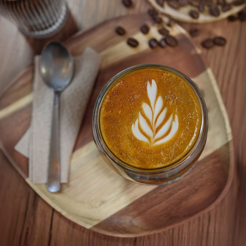 Bezkofeínová káva spracovaná metódou cukrovej trstiny